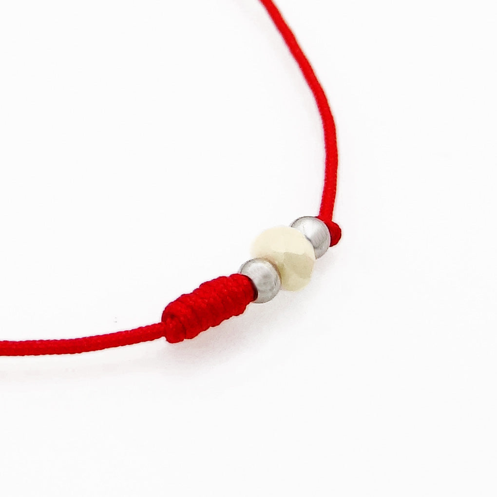 Hilo Rojo de Protección | Abril | Beige